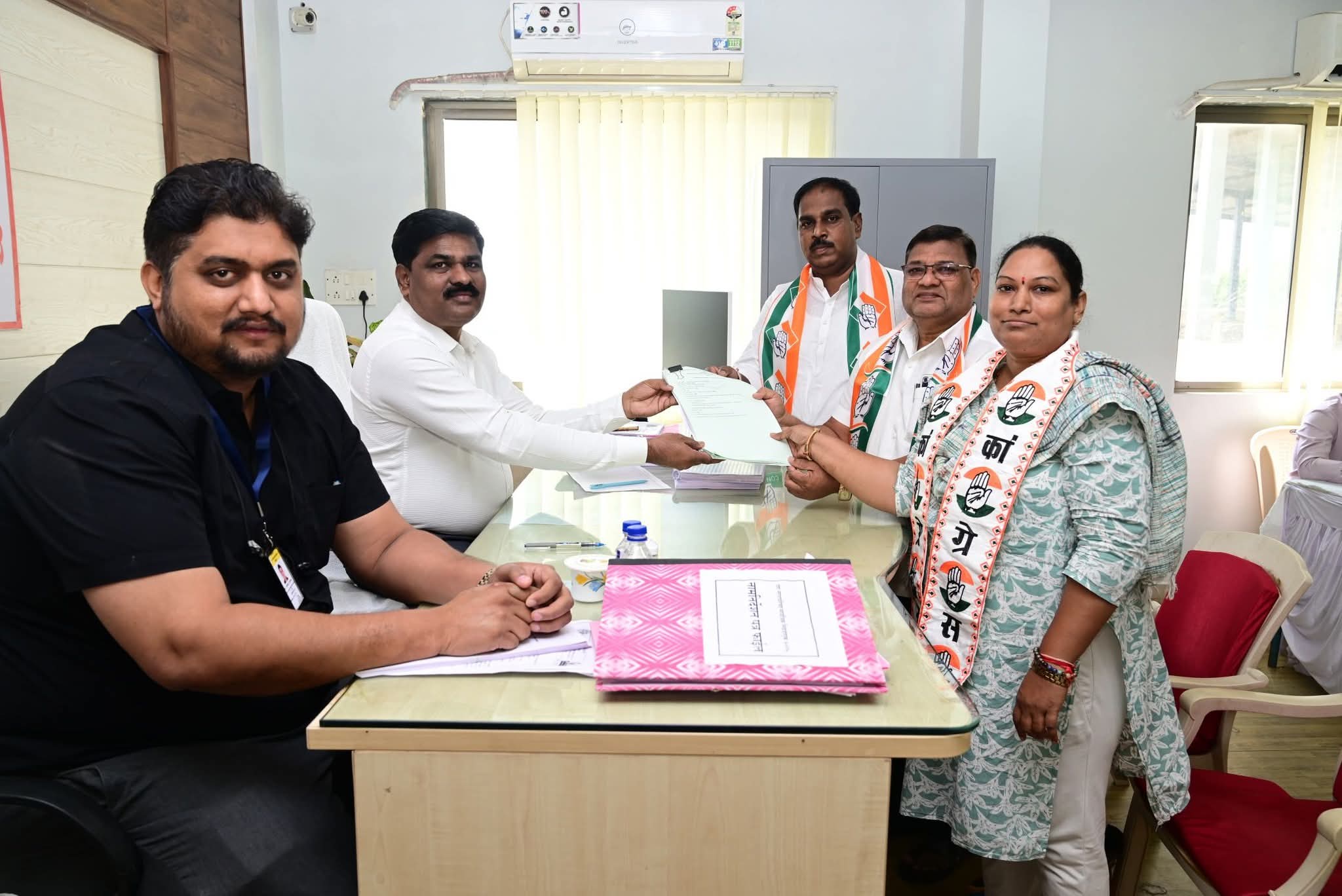 पेण नगरपालिका निवडणुकीत काँग्रेसच्या नंदाताई म्हात्रे यांचा नगराध्यक्ष पदासाठी अर्ज दाखल