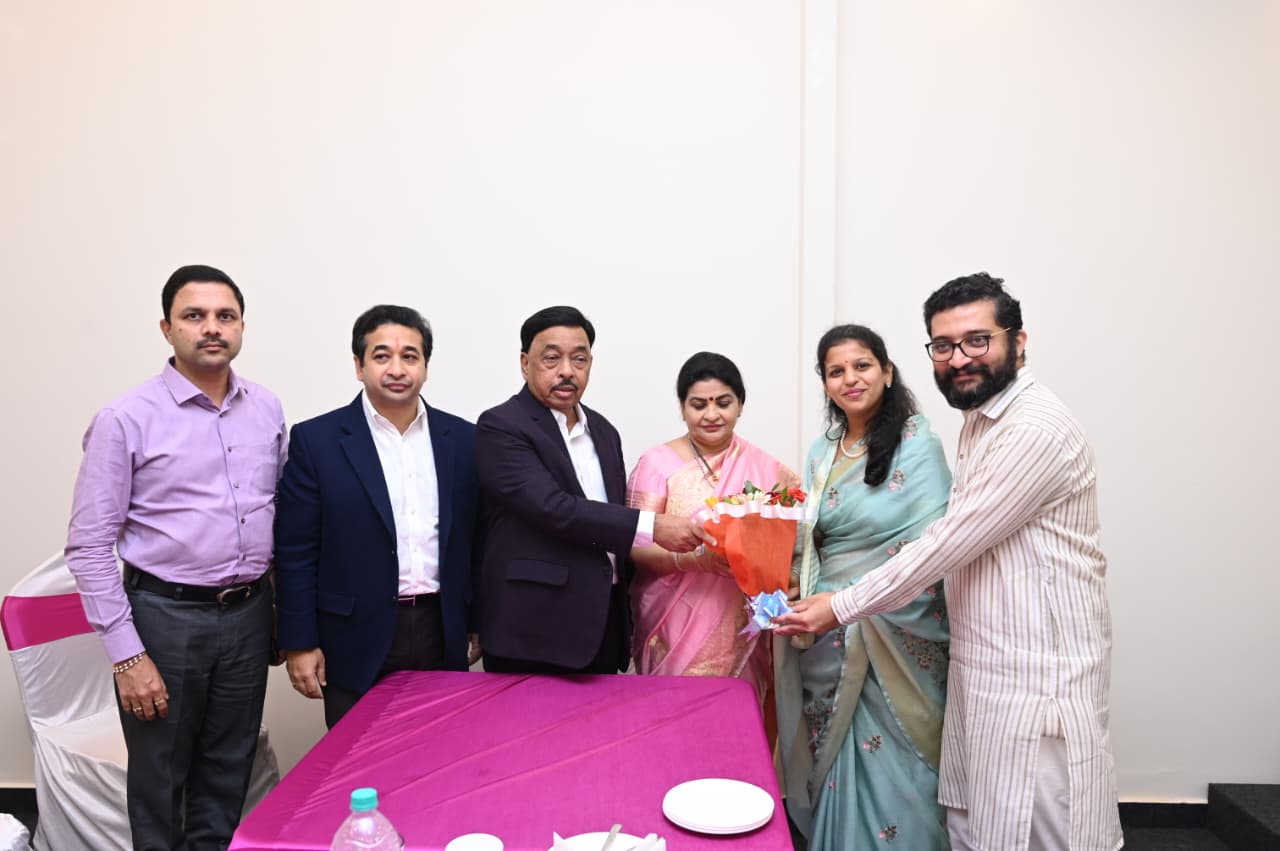भाजपच्या नगराध्यक्ष पदाच्या उमेदवार श्रद्धाराजे भोसले यांना खासदार नारायण राणे यांचा आशीर्वाद