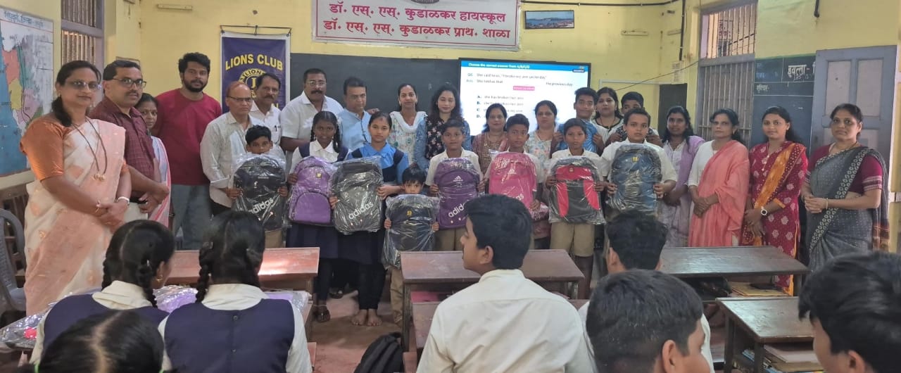 कै. पूजा शंकरदास (नेहा कोळंबकर) यांच्या स्मरणार्थ कुडाळकर हायस्कुलच्या मुलांना दप्तर वाटप