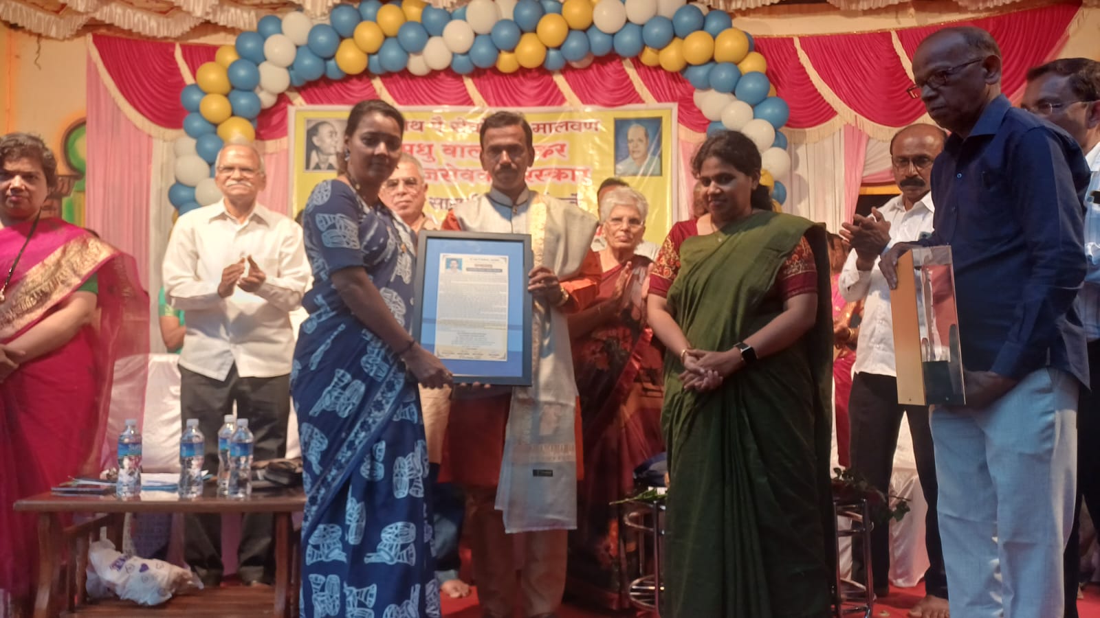 बॅ. नाथ पै सेवांगणचा मधु वालावलकर समाजसेवक पुरस्कार विद्याधर चिंदरकर यांना प्रदान