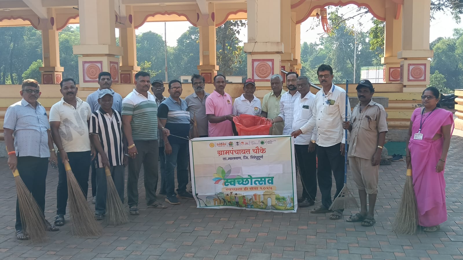 चौके येथील भराडी देवी मंदिर परिसराची श्रमदानातून स्वच्छता, ग्रामपंचायत, देवस्थान कमिटी व ग्रामस्थांचा सहभाग
