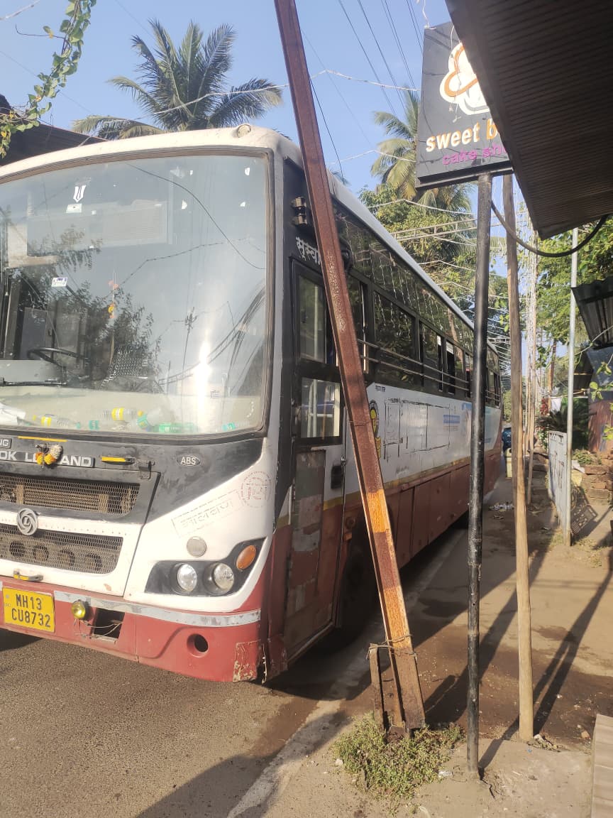 अरे देवा...थेट चालत्या एसटी बसवरच कलंडला वीज पोल !