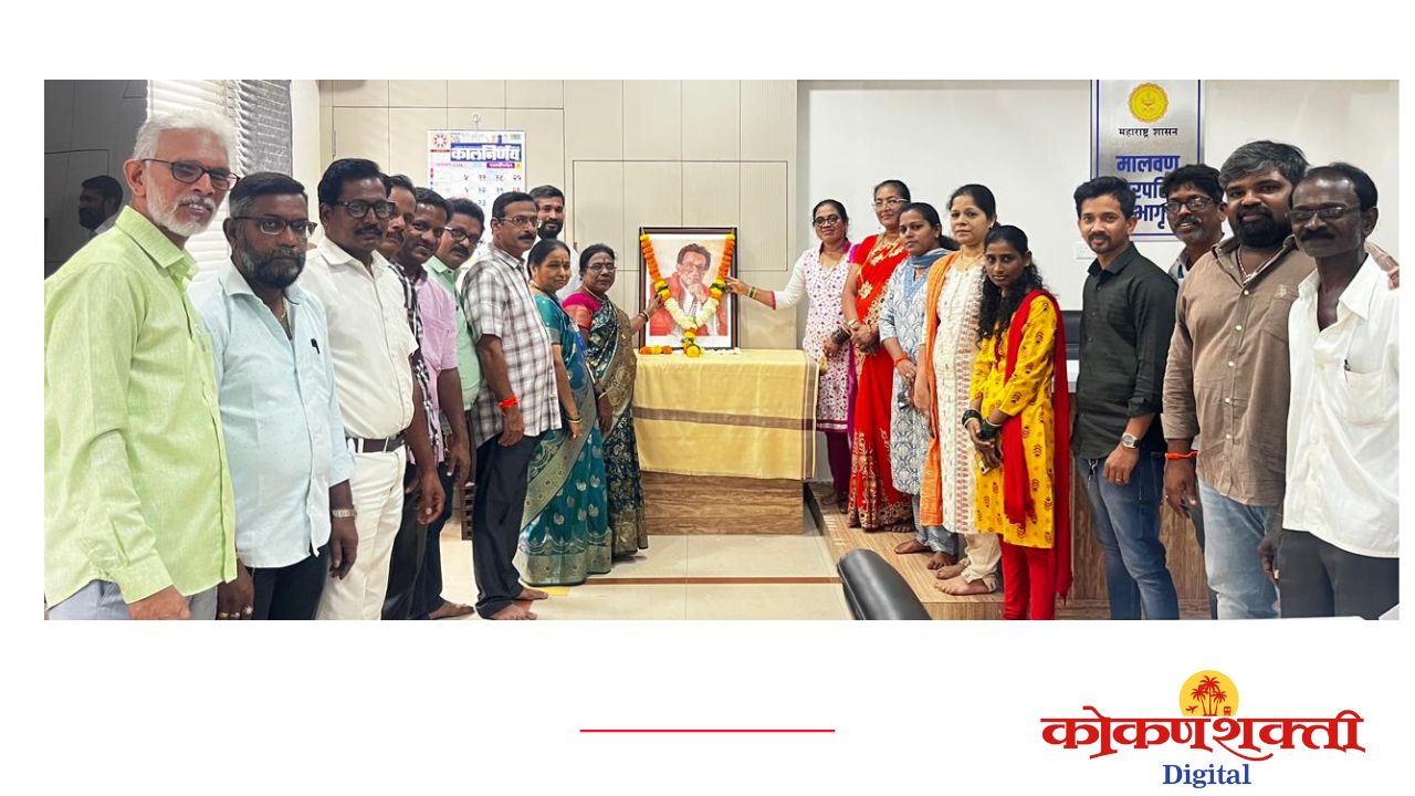 मालवण नगरपालिकेत शिवसेनाप्रमुख बाळासाहेब ठाकरे यांच्या जन्मशताब्दी वर्षानिमित्त शिवसेना उद्धव बाळासाहेब ठाकरे पक्षाच्या वतीने अभिवादन