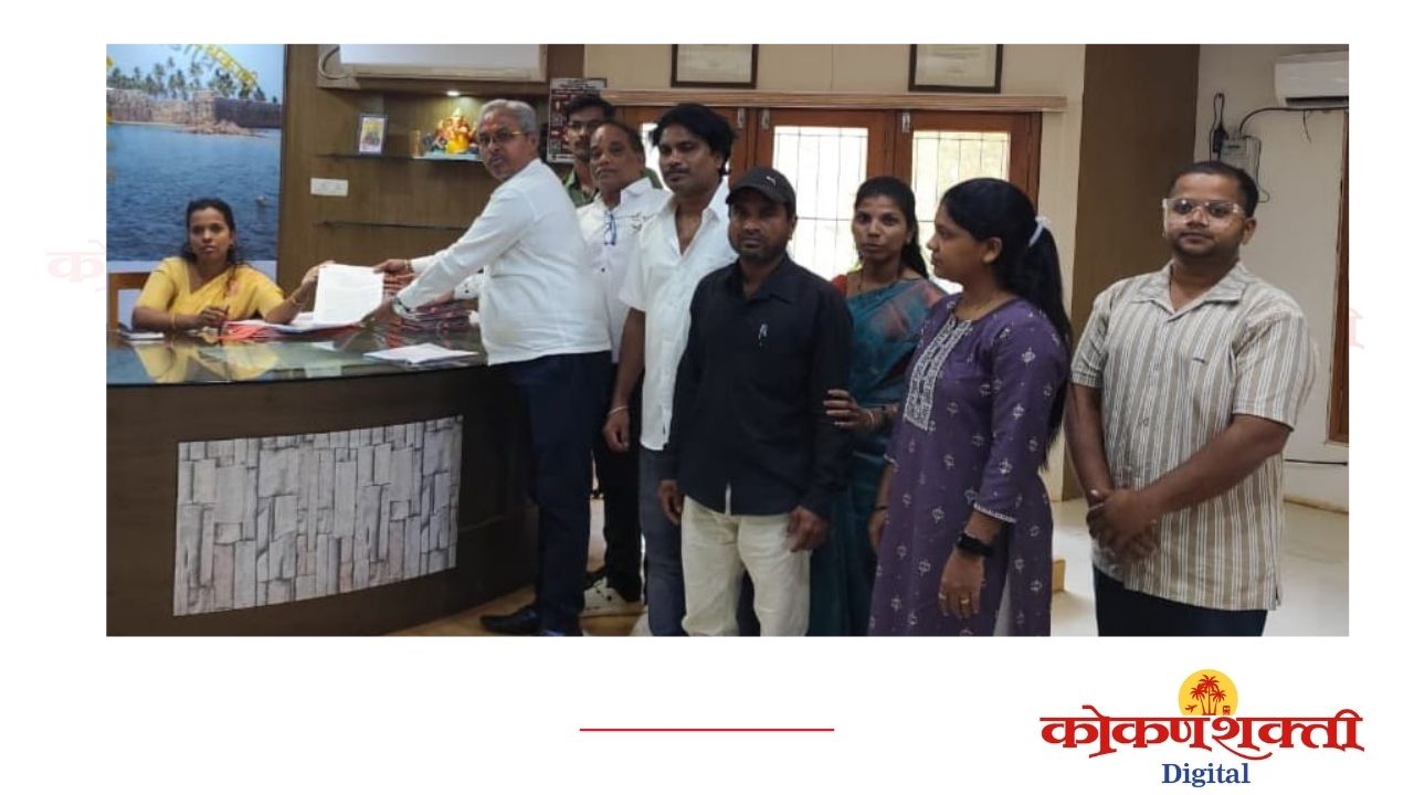 सिंधुदुर्गच्या शासकीय नोकऱ्या परजिल्ह्यातील उमेदवारांसाठीच का ? स्थानिक तरुणांना डावलल्याचा गंभीर आरोप; जिल्हाधिकाऱ्यांना निवेदन