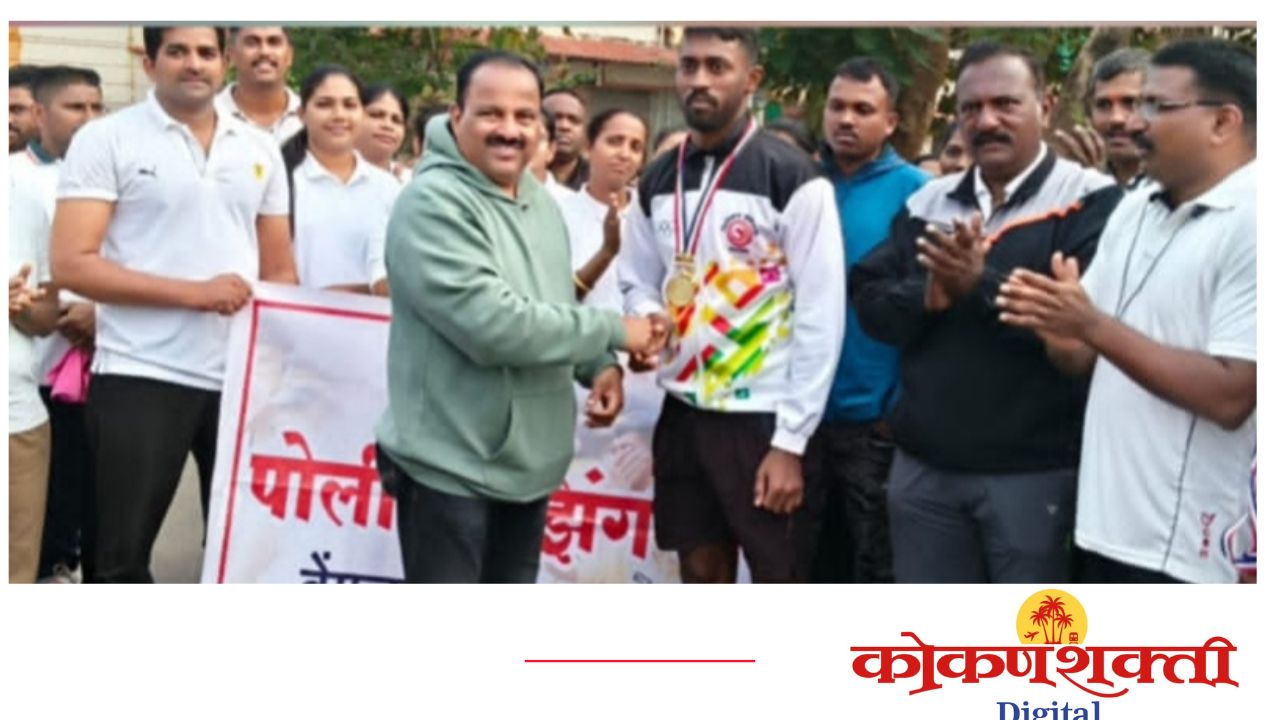 वेंगुर्लेत पोलीस दलातर्फे ‘रेझिंग डे’ सप्ताहानिमित्त खुल्या मॅराथॉन स्पर्धेचे आयोजन, सामाजिक कार्यकर्ते प्रसन्ना देसाई यांच्या हस्ते बक्षीस वितरण