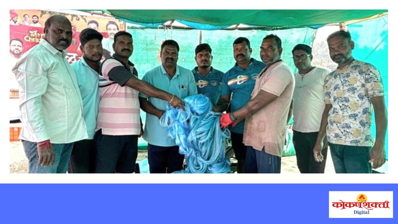 होडी जळालेल्या मच्छिमारास आवारवाडी ग्रुपतर्फे जाळीची मदत