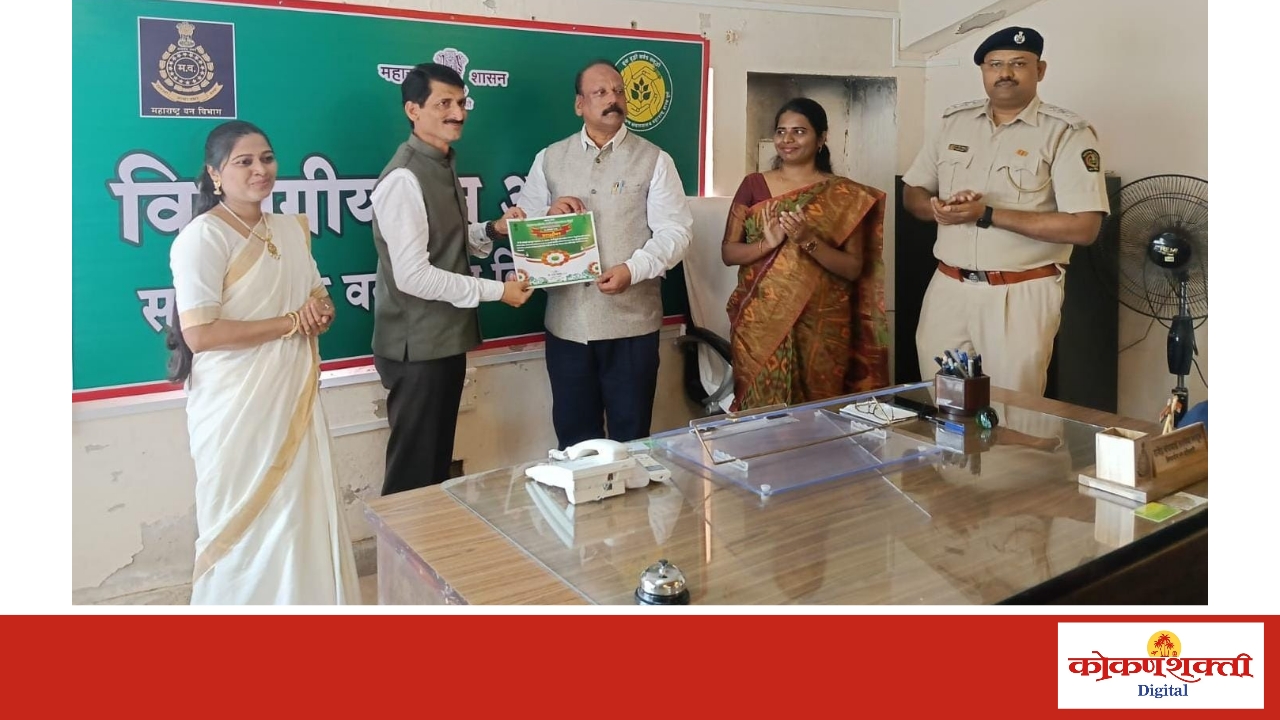 पर्यावरण संरक्षण वृक्षारोपण अभियानात उत्कृष्ट कामगिरी करणाऱ्या वडाचापाट येथील श्री देवी शांतादुर्गा हायस्कूलचा सन्मान