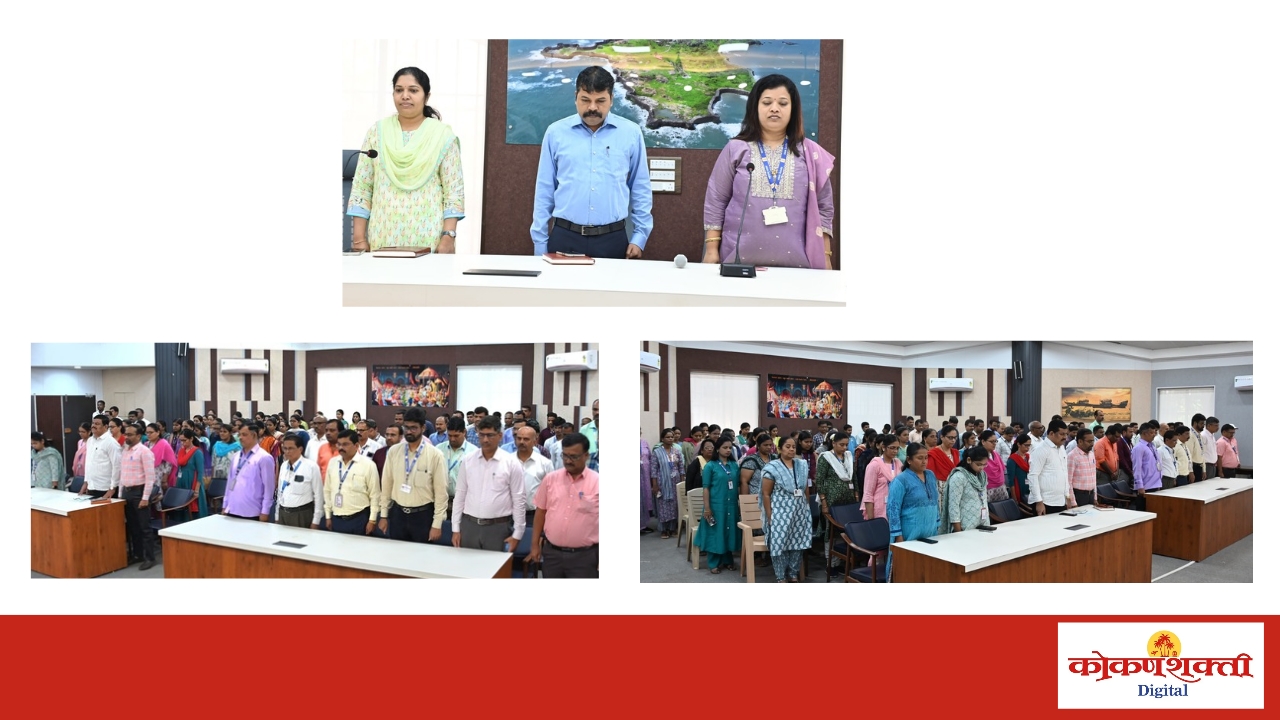 हुतात्म्यांच्या स्मरणार्थ   जिल्हाधिकारी कार्यालयात    आदरांजली