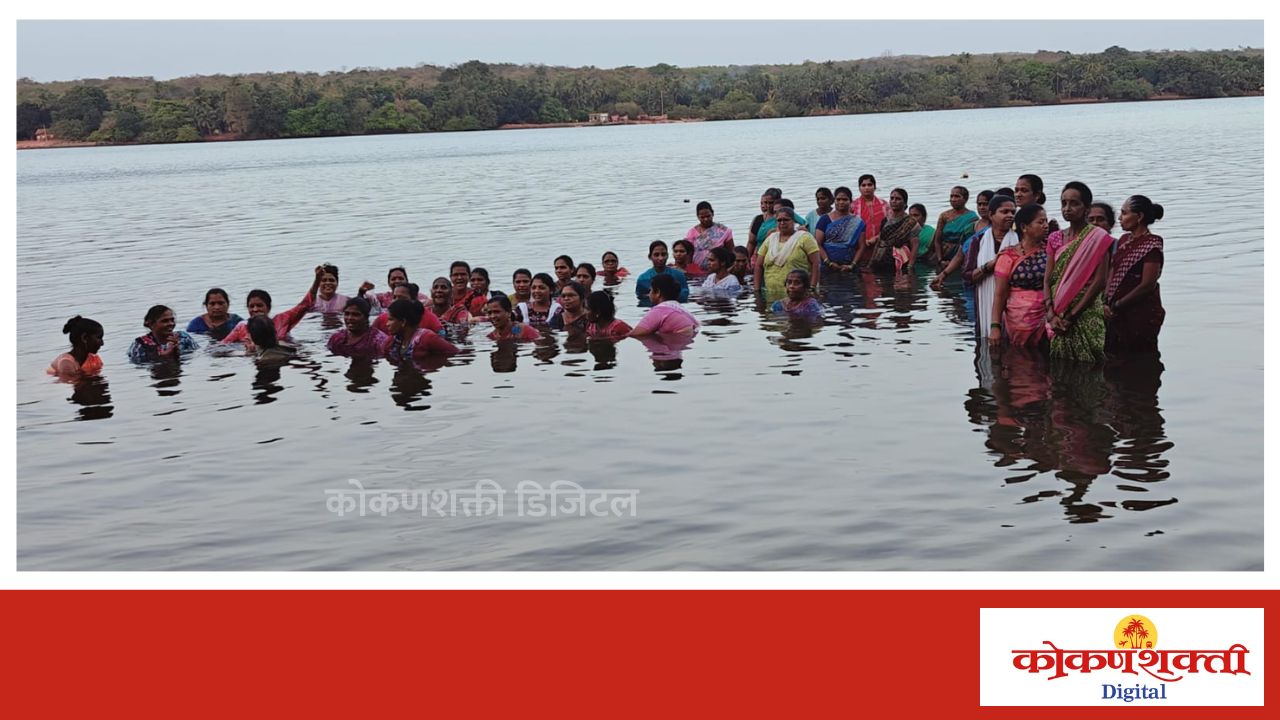 तळाशील वाचवण्यासाठी आता लेकीसुना उतरल्या पाण्यात, दोन महिला आंदोलक अत्यवस्थ.. आंदोलनाची तीव्रता वाढली