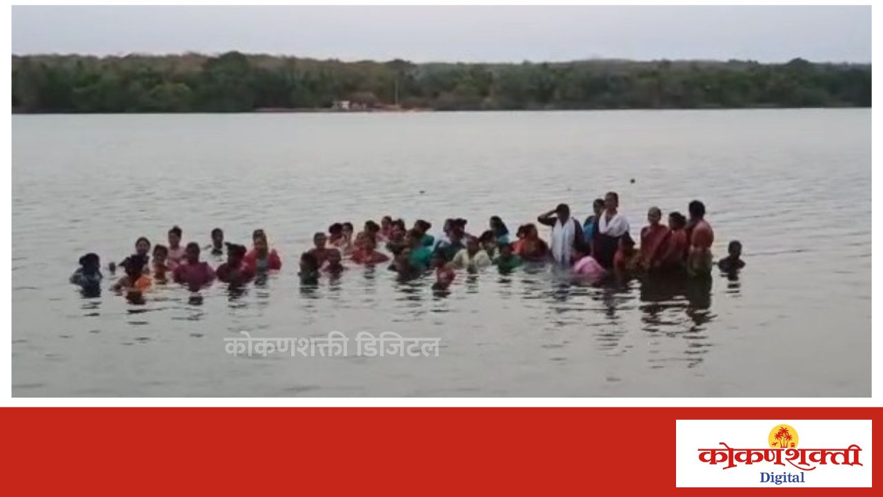 आंदोलनाच्या सातव्या दिवशी  वाळू उपशाविरोधात तळाशील ग्रामस्थ आक्रमक; प्रशासनाविरुद्ध तळाशीलच्या ६०-७० महिला आंदोलक उतरल्या खाडीत