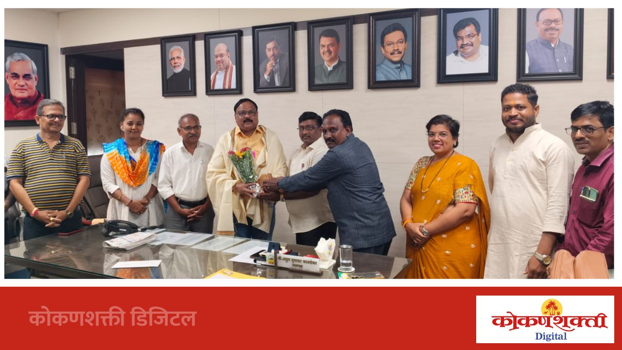 मालवणात सागरी किल्ले अध्ययन केंद्राच्या स्थापनेसाठी योगदान देणाऱ्या अतुल काळसेकर यांचा सत्कार