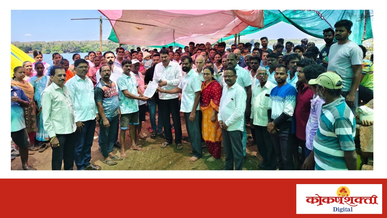 दत्ता सामंत यांनी घेतली आंदोलनकर्त्या तळाशील ग्रामस्थांची भेट