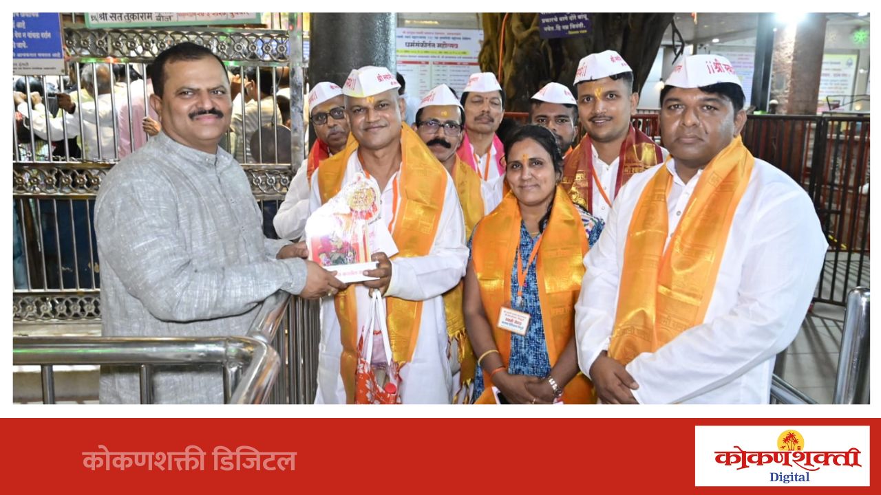 खोटले येथील स्वामींची पालखी अक्कलकोटात… वटवृक्ष मंदीरात मंदिर समिती चेअरमन महेश इंगळे यांनी केले स्वागत