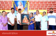 चित्रकार श्रीराज बादेकर यांच्याकडून आईच्या वाढदिवसानिमित्त स्वामी समर्थांचे तैलचित्र मठाला भेट