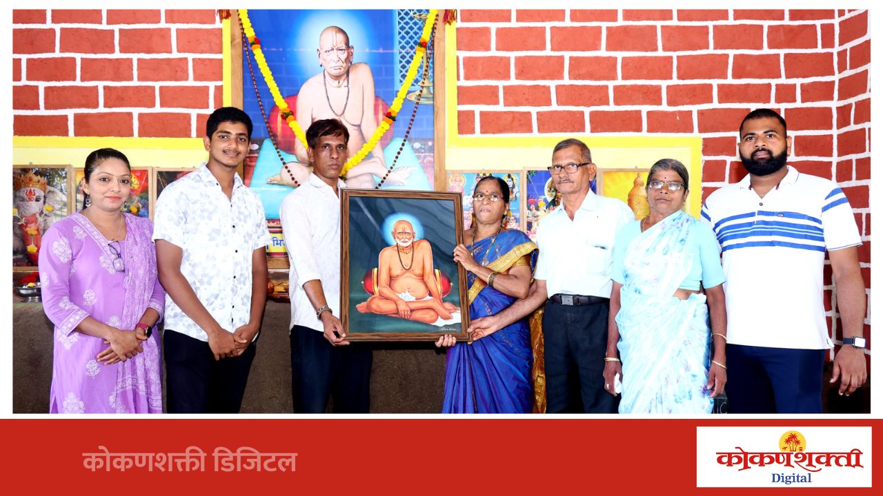 चित्रकार श्रीराज बादेकर यांच्याकडून आईच्या वाढदिवसानिमित्त स्वामी समर्थांचे तैलचित्र मठाला भेट