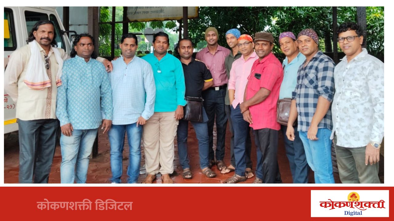 अपघातग्रस्त दशावतार कलाकार मेस्त्री पिता-पुत्रांना 'संयुक्त दशावतार २००० मानधन ग्रुप'कडून १० हजारांची मदत