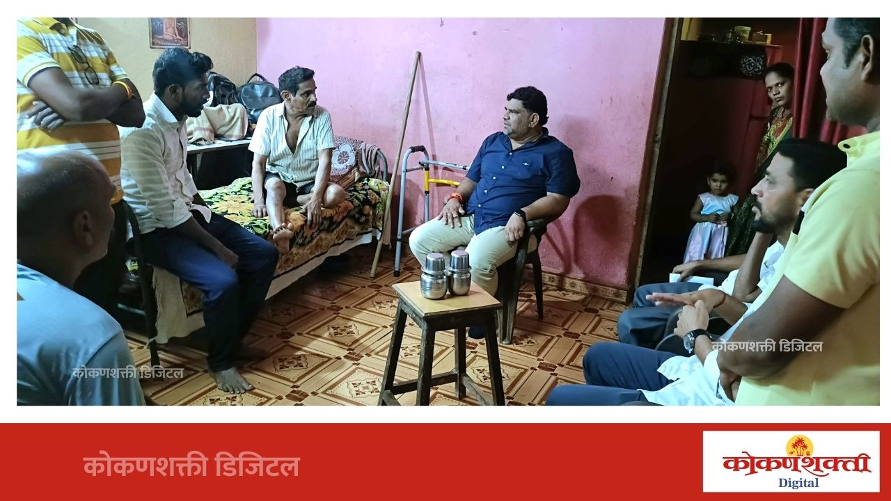 अपघातात जखमी झालेल्या सत्यवान मेस्त्री यांना माजी आमदार वैभव नाईक यांच्याकडून आर्थिक मदत